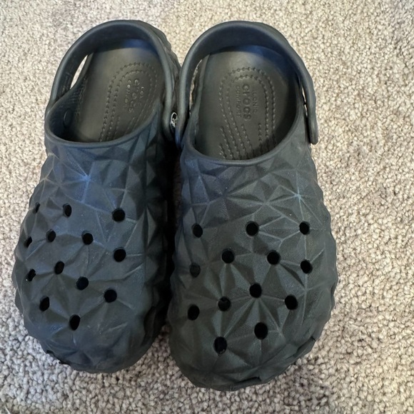 Geometric Patterned Gray Clogs - Picture 2 of 3
